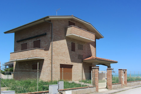 Family villa in Falconara Marittima (AN)